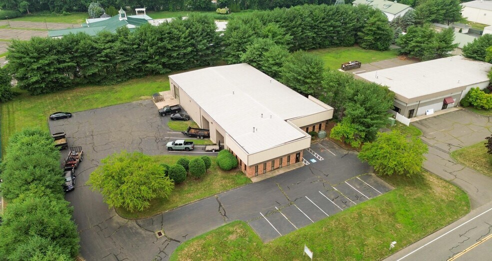 154 Commerce Way, South Windsor, CT à louer - Photo du bâtiment - Image 1 de 15