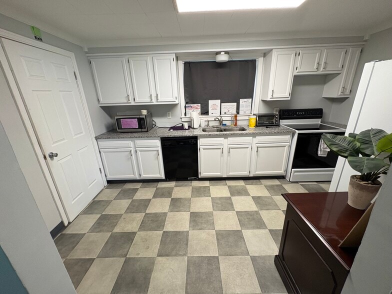 7002 S East St, Indianapolis, IN à louer - Photo du bâtiment - Image 3 de 17