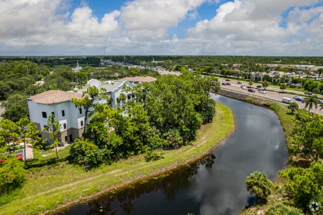 2590 Northbrooke Plaza Dr, Naples, FL à louer - Photo du bâtiment - Image 3 de 5