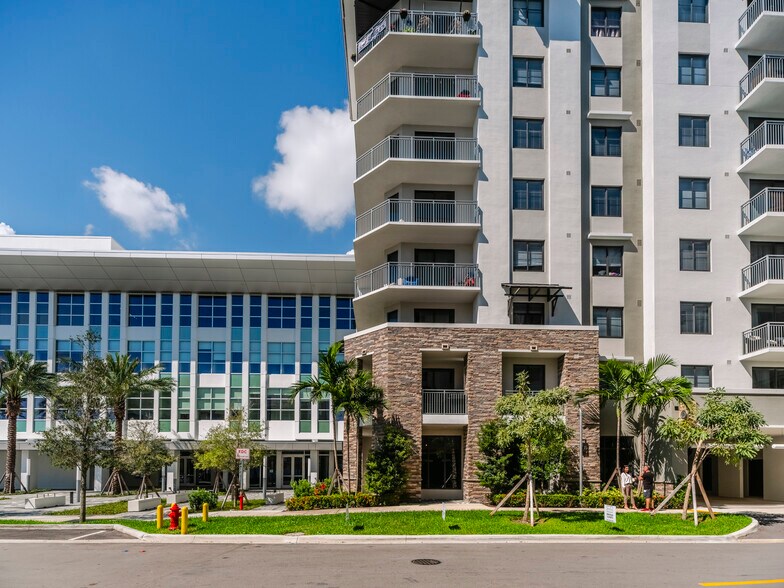 2335 E Atlantic Blvd, Pompano Beach, FL à louer - Photo du bâtiment - Image 2 de 12