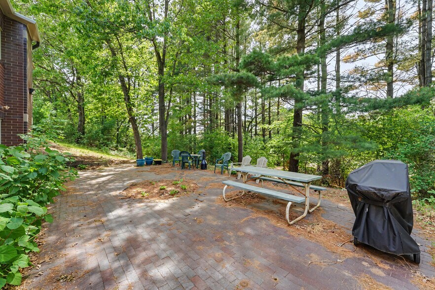 2725 Arbor Ct, Eau Claire, WI à vendre - Photo du bâtiment - Image 3 de 18