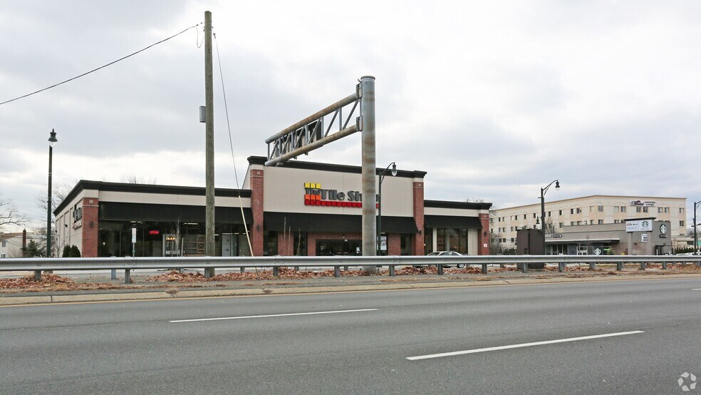 831-839 Sunrise Hwy, Lynbrook, NY à vendre - Photo du bâtiment - Image 3 de 6