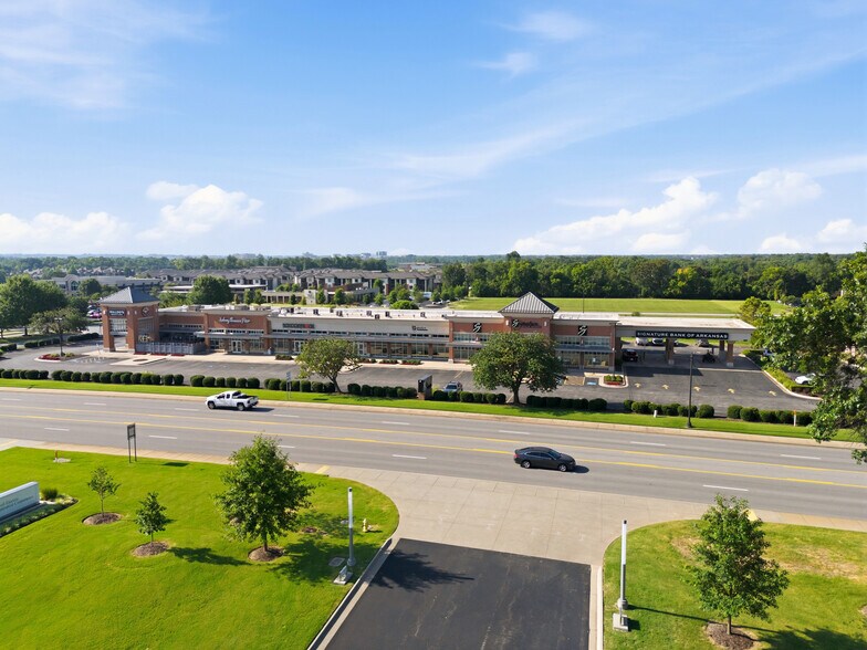 700 SE Walton Blvd, Bentonville, AR à louer - Photo du bâtiment - Image 3 de 26