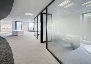 26-28 Avenue De Winchester, Saint-Germain-en-Laye for lease Interior Photo- Image 1 of 6