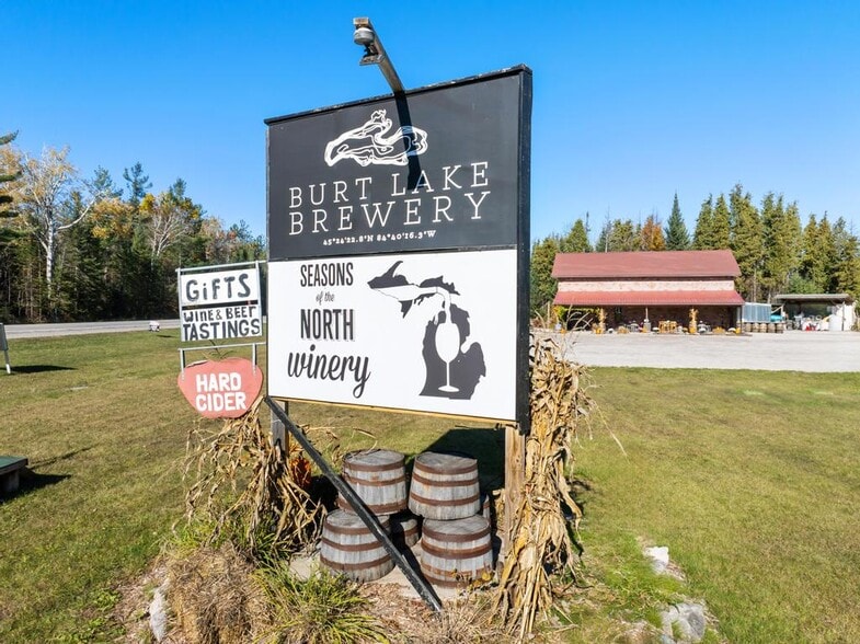 9090 M-68, Alanson, MI à vendre - Photo du bâtiment - Image 3 de 52