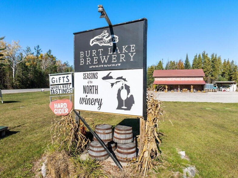 9090 M-68, Alanson, MI à vendre - Photo du bâtiment - Image 3 de 52