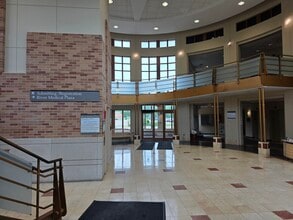 150 N River Rd, Des Plaines, IL for lease Lobby- Image 2 of 10