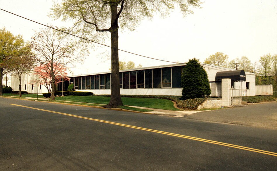 450 W 1st Ave, Roselle, NJ à louer - Photo du bâtiment - Image 3 de 5