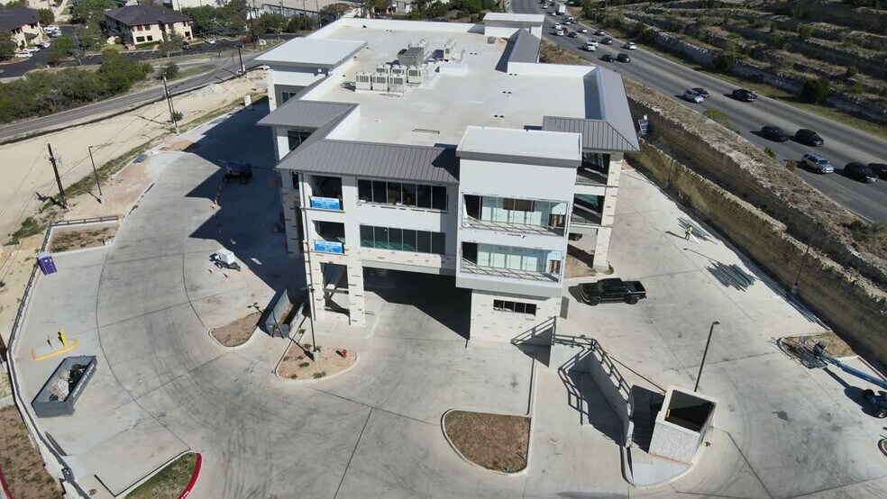 3011 Flintrock Rd, Lakeway, TX à louer - Vidéo sur l’inscription commerciale - Image 2 de 6