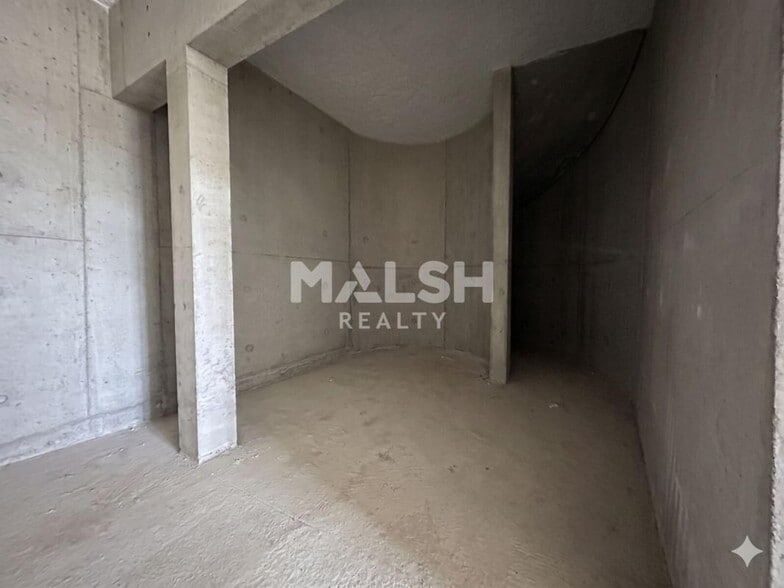 Retail in Villeurbanne for lease - Interior Photo - Image 2 of 4