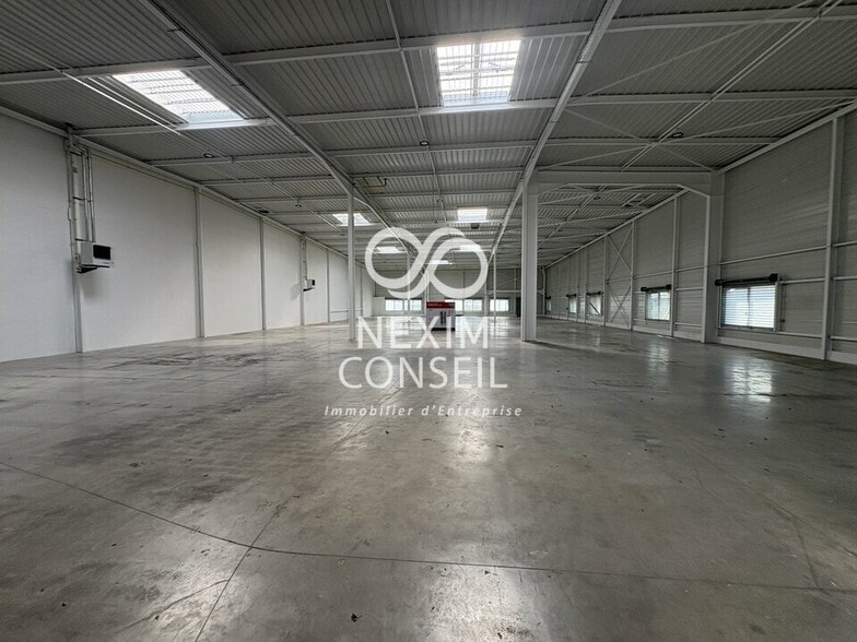 Flex in Le Blanc-Mesnil for lease - Interior Photo - Image 1 of 8