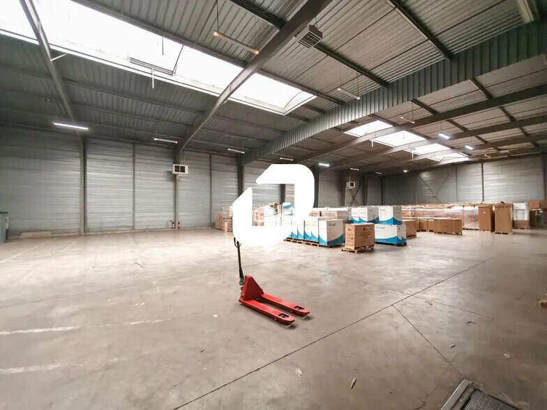 Flex dans Santeny à louer - Photo du bâtiment - Image 2 de 5