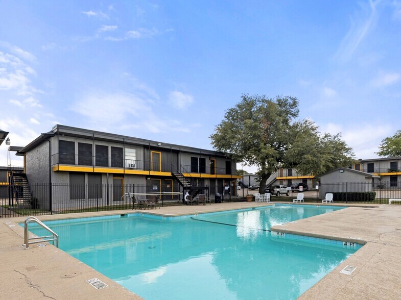 504 Dudley Cir, Arlington, TX à vendre - Photo du bâtiment - Image 2 de 56