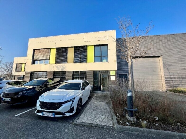 Flex dans Vaulx-en-Velin à louer - Photo du bâtiment - Image 1 de 11