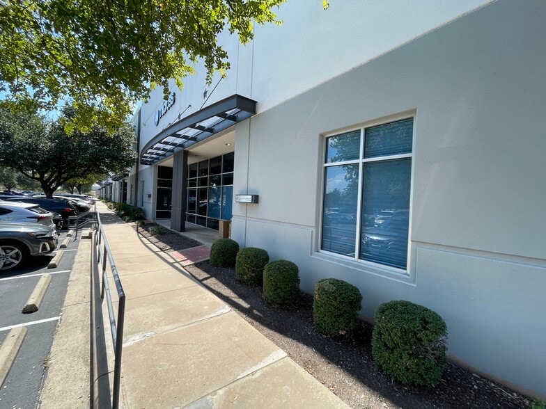33 Cypress Blvd, Round Rock, TX for lease - Building Photo - Image 2 of 13