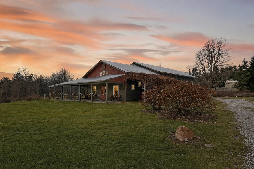 8370 Lakeview Rd, Alanson, MI à vendre - Photo du bâtiment - Image 2 de 65