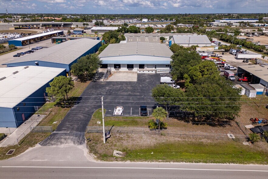 3520 Old Metro Pky, Fort Myers, FL à louer - Photo du bâtiment - Image 2 de 40