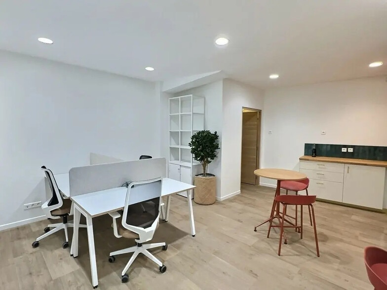 Office in Paris for lease - Interior Photo - Image 3 of 8