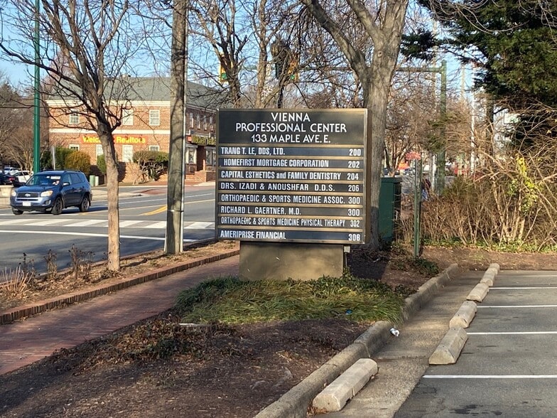 133 Maple Ave E, Vienna, VA à louer - Photo du bâtiment - Image 2 de 12