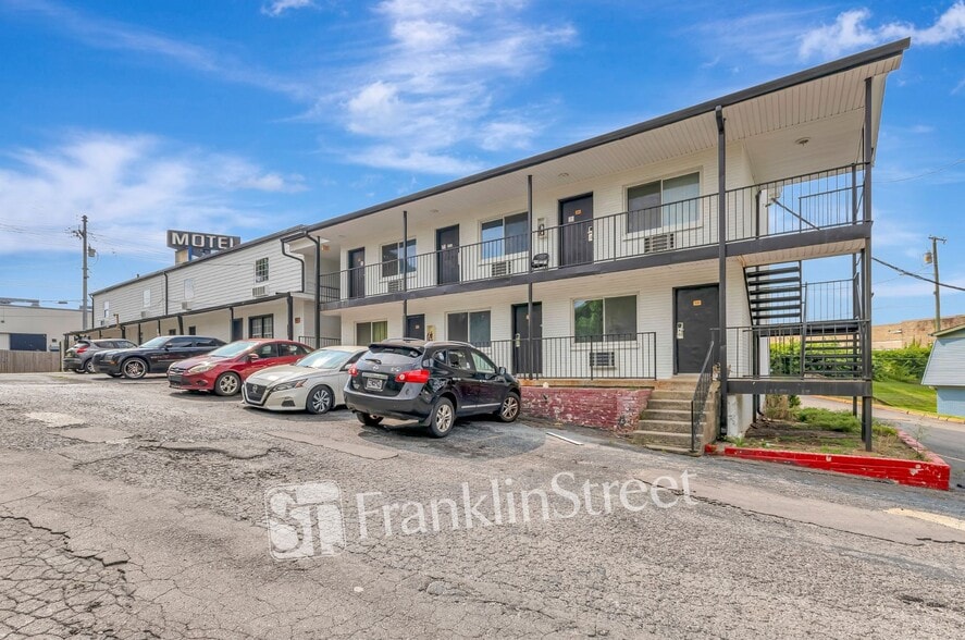 451 Aerospace Way & Pike Place portfolio of 2 properties for sale on LoopNet.ca - Building Photo - Image 3 of 18