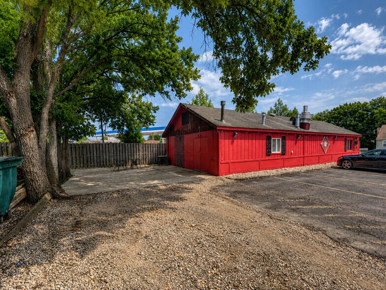 228 E Washington St, Oswego, IL à louer - Photo du bâtiment - Image 2 de 4