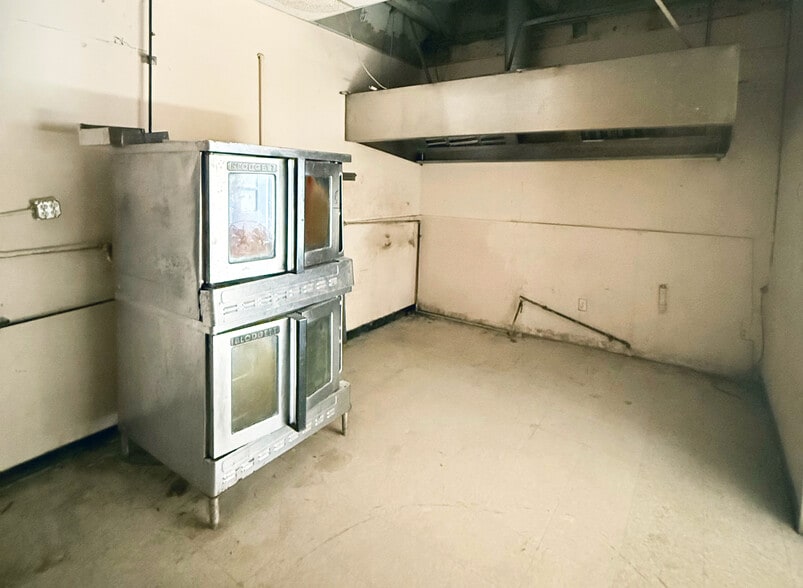 1018 N Miami Beach Blvd, North Miami Beach, FL for lease - Interior Photo - Image 3 of 6