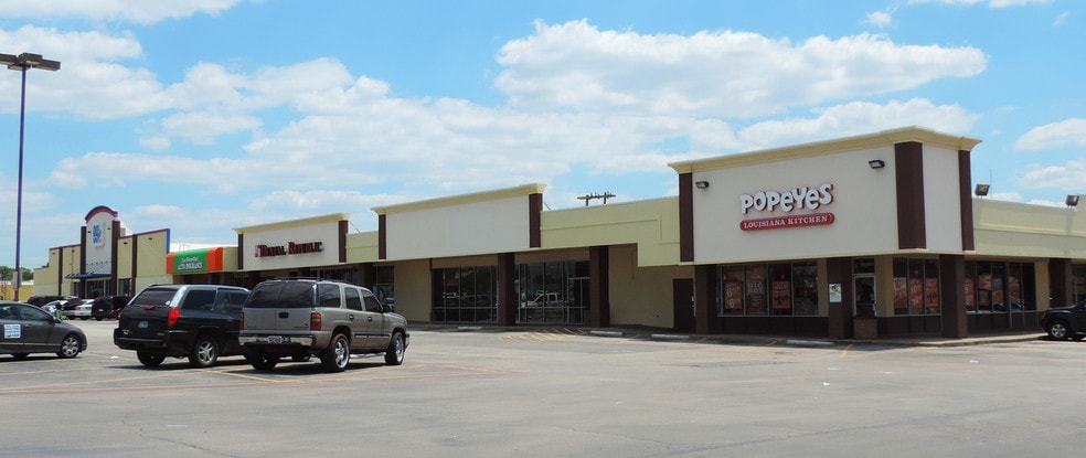 Fairmeadows Shopping Center portfolio of 7 properties for sale on LoopNet.ca - Primary Photo - Image 3 of 16