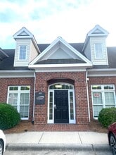 1836 Eastchester Dr, High Point, NC à louer Photo du bâtiment- Image 2 de 13