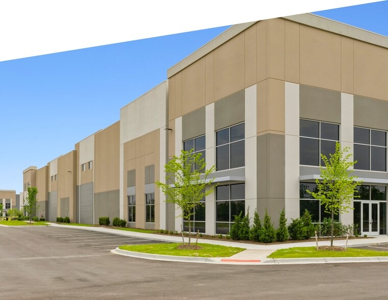 2801 W Saginaw St, Lansing, MI for lease - Building Photo - Image 1 of 1