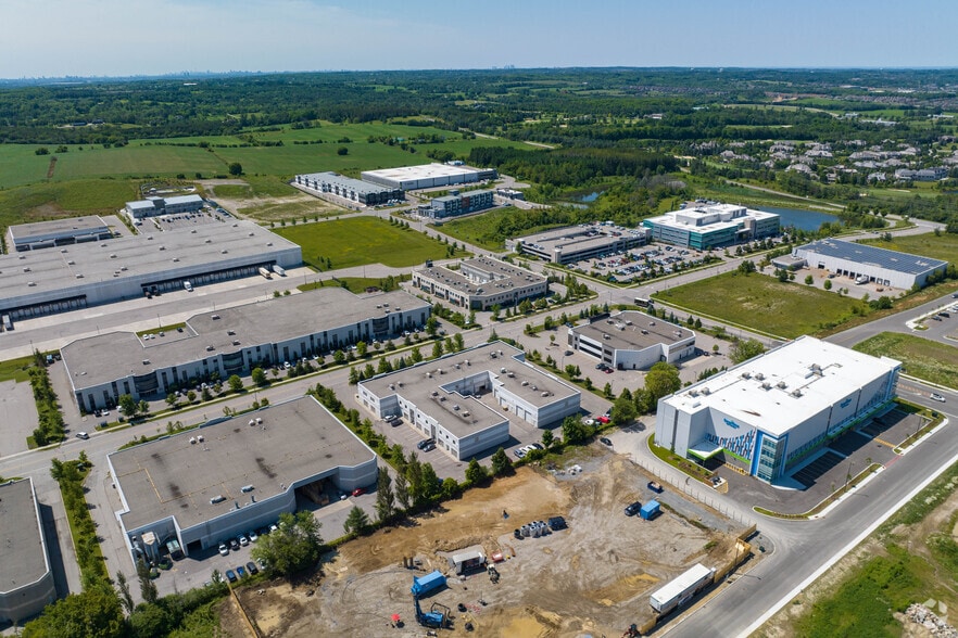 125 Don Hillock Dr, Aurora, ON à louer - Aérien - Image 2 de 5