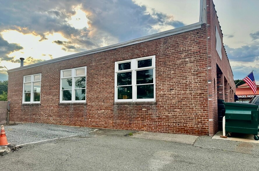 Panek's Service Center- 2 Lots portfolio of 2 properties for sale on LoopNet.ca - Building Photo - Image 3 of 9