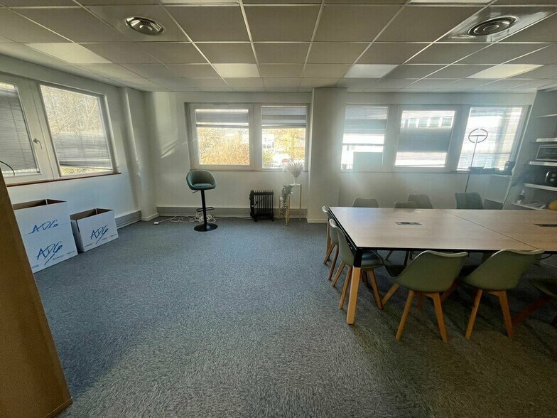 Bureau dans Montbonnot-Saint-Martin à louer - Photo du bâtiment - Image 1 de 11