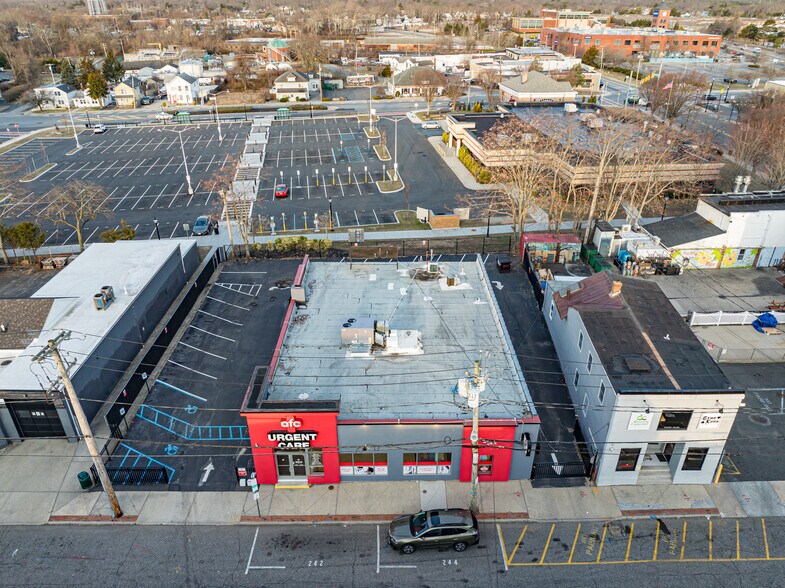 24 Railroad Ave, Patchogue, NY à vendre - Photo du bâtiment - Image 3 de 36