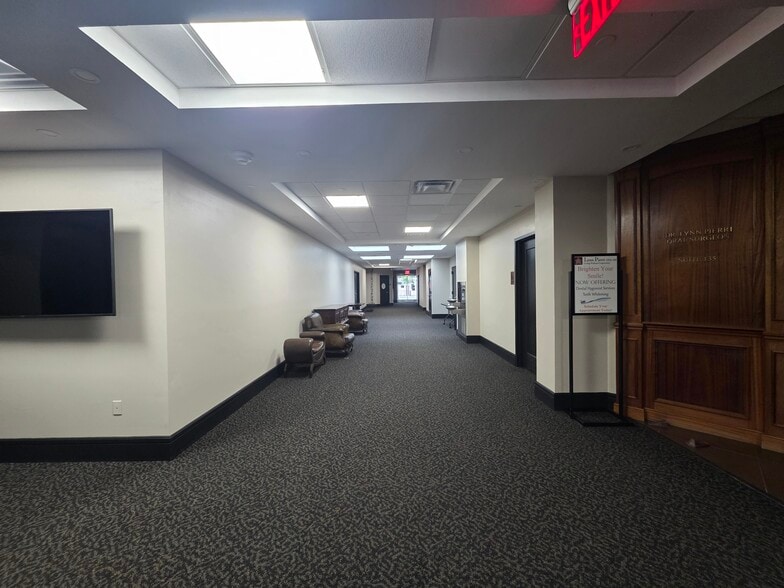 400 Townline Rd, Hauppauge, NY for lease - Building Photo - Image 3 of 9