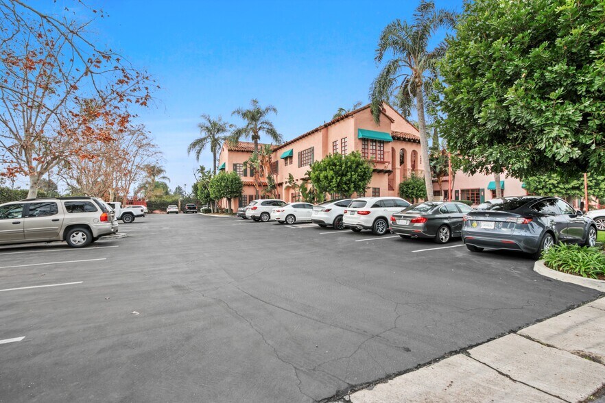 1252-1254 Irvine Blvd, Tustin, CA à louer - Photo du bâtiment - Image 2 de 13