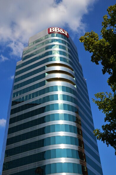 900 S Gay St, Knoxville, TN à louer - Photo du bâtiment - Image 1 de 16