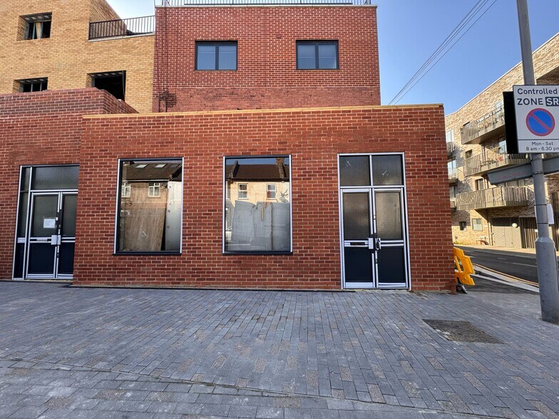 28-30 St Andrews Rd, Londres à louer - Photo du bâtiment - Image 2 de 3