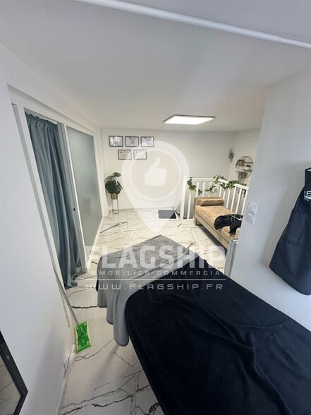 Retail in Paris for lease - Building Photo - Image 2 of 4
