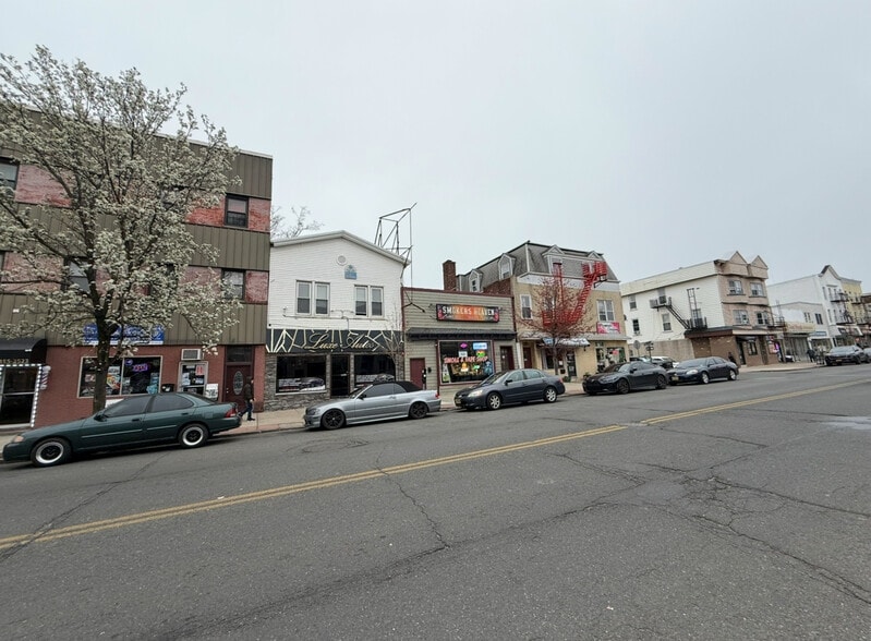 718 Broadway, Bayonne, NJ for sale - Building Photo - Image 3 of 12