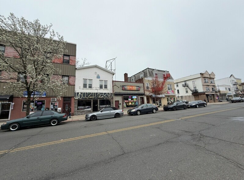 718 Broadway, Bayonne, NJ à vendre - Photo du bâtiment - Image 3 de 12
