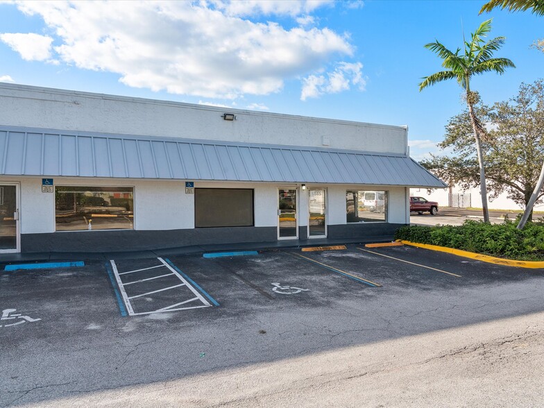 1823-1845 NW 38th Ave, Lauderhill, FL à louer - Photo du bâtiment - Image 2 de 14