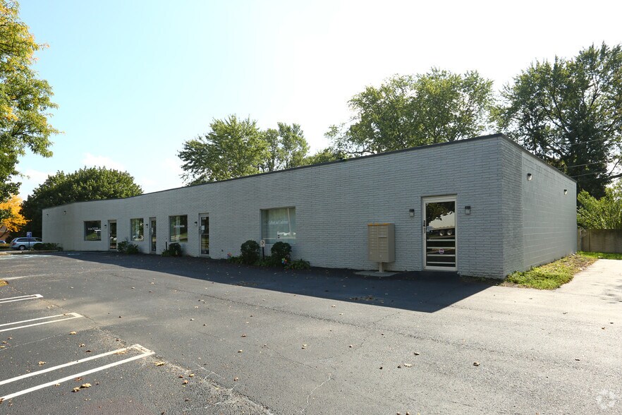 38221 Plymouth Rd, Livonia, MI à louer - Photo du bâtiment - Image 1 de 9