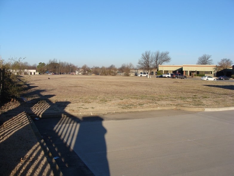 3204 S Elm Pl, Broken Arrow, OK à vendre - Photo du bâtiment - Image 2 de 4