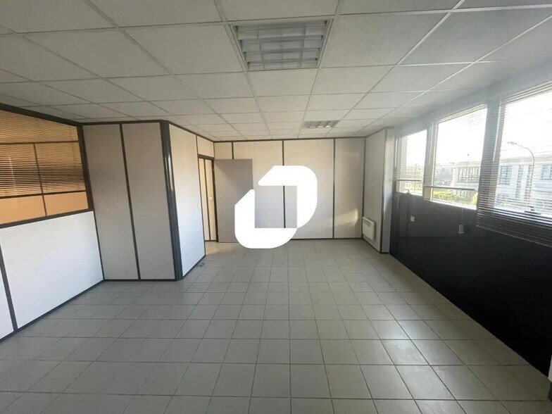 Office in Créteil for lease - Interior Photo - Image 2 of 10