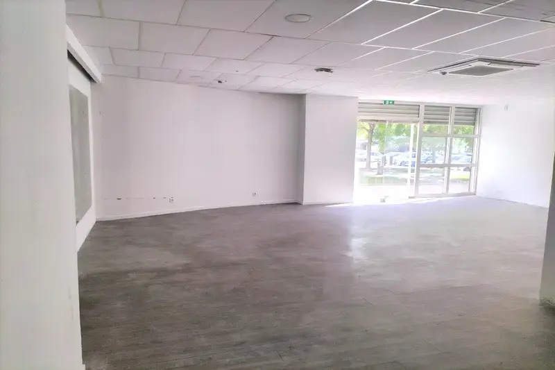 Commerce de détail dans Vitrolles à louer Photo intérieure- Image 1 de 4