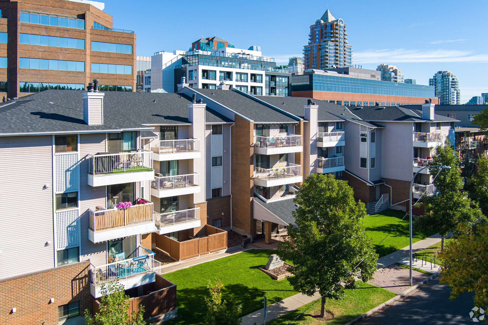 930 18th Ave SW, Calgary, AB for sale Primary Photo- Image 1 of 1