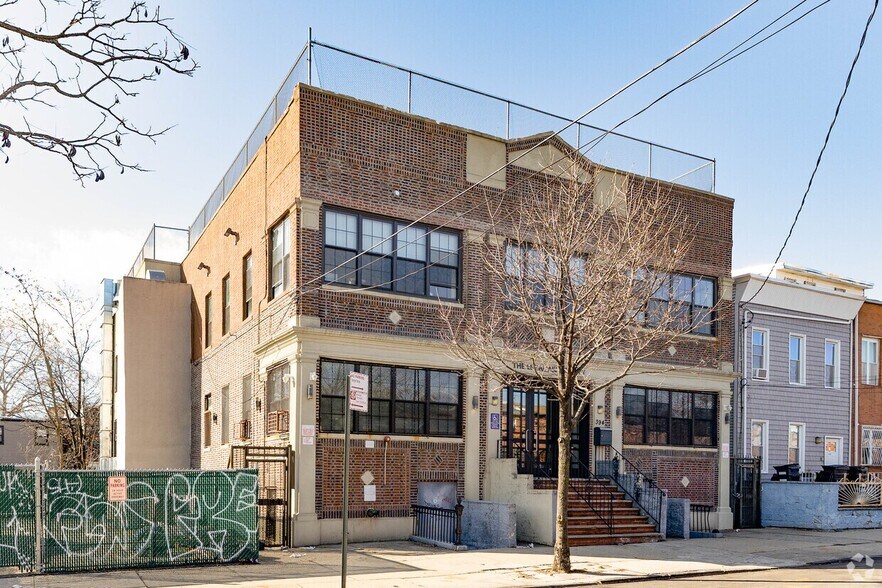394 Hendrix St, Brooklyn, NY à vendre - Photo principale - Image 1 de 1