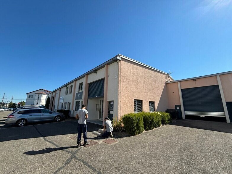 Flex dans Decines Charpieu à louer - Photo du bâtiment - Image 2 de 12