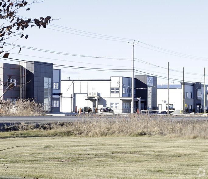 1352 Boul Lionel-Boulet, Varennes, QC à vendre - Photo du bâtiment - Image 2 de 7