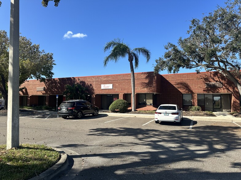 4900 Creekside Dr, Clearwater, FL for lease - Building Photo - Image 1 of 6